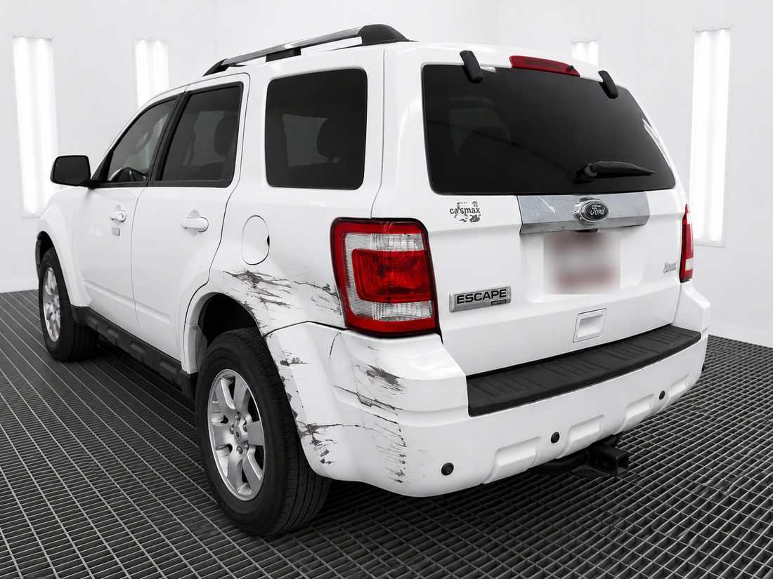 Camioneta blanca con raspones profundos en el costado trasero y la defensa